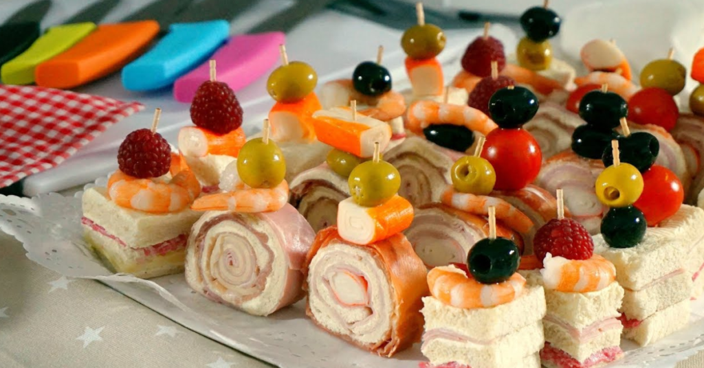 Se acercan los días festivos. Hoy les traemos una receta muy original. Como hacer canapés fáciles y rápidos con pan de molde