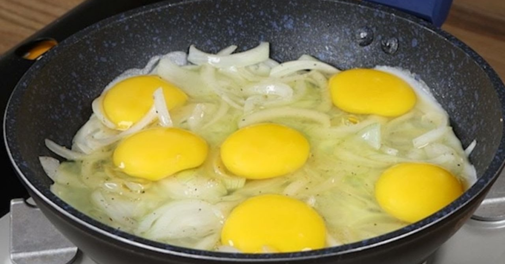 Si quieres preparar una tortilla diferente a la de papa, entonces te explicamos Como hacer tortilla de cebolla ¡Una receta fácil!