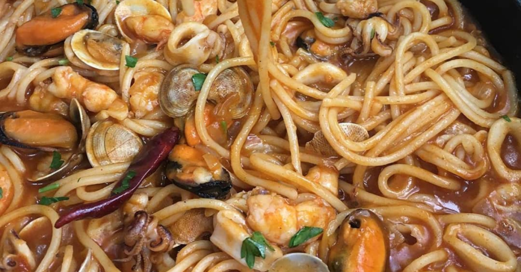 Si quieres comer algo delicioso aquí les vamos a explicar Como hacer Espaguetis a la marinera ¡Una plato super facil y re sabroso!