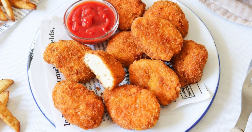 Seguramente más de una vez te has preguntado como se hacen los nuggets de pollo tan deliciosos y aquí te explicamos paso a paso