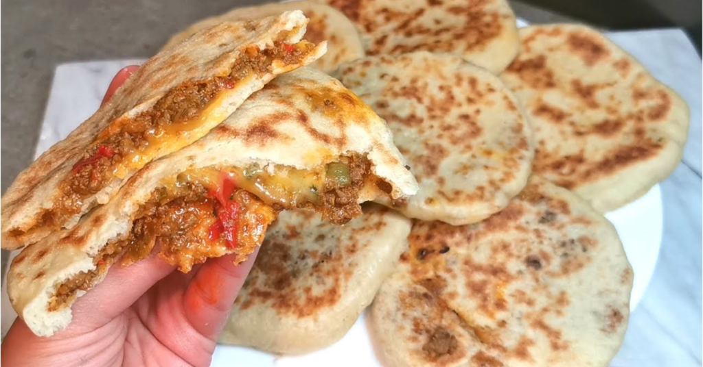 Si quieres preparar un pan diferente para sorprender a tus invitados en esta receta te enseñaremos a preparar pan relleno de carne picada