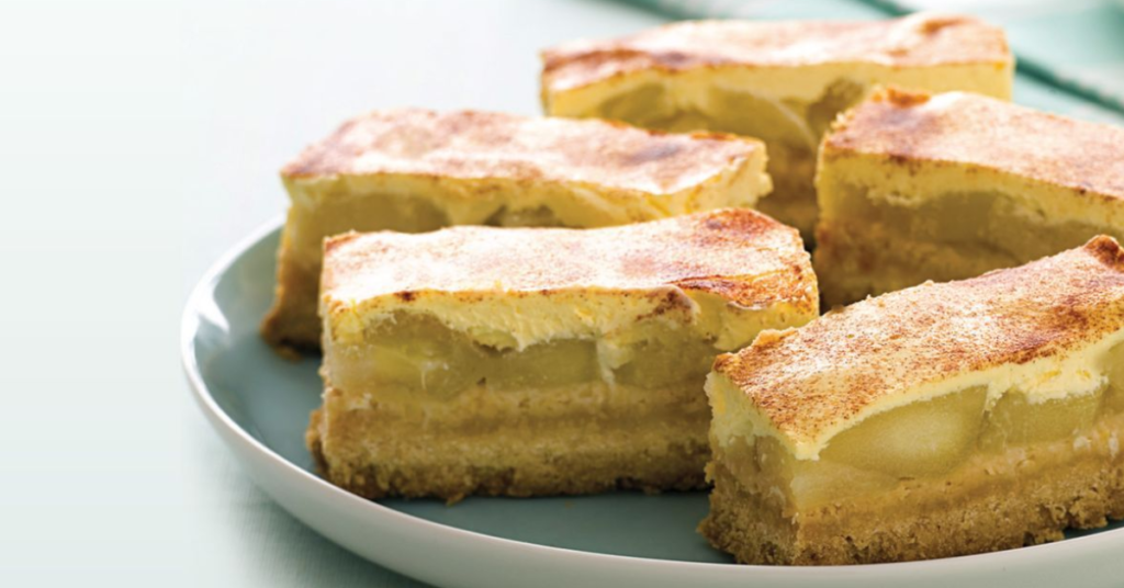 Si tienes un encuentro con amigos y quieres sorprenderlos con un postre rico, aquí te enseñamos como preparar rebanadas de manzana y crema