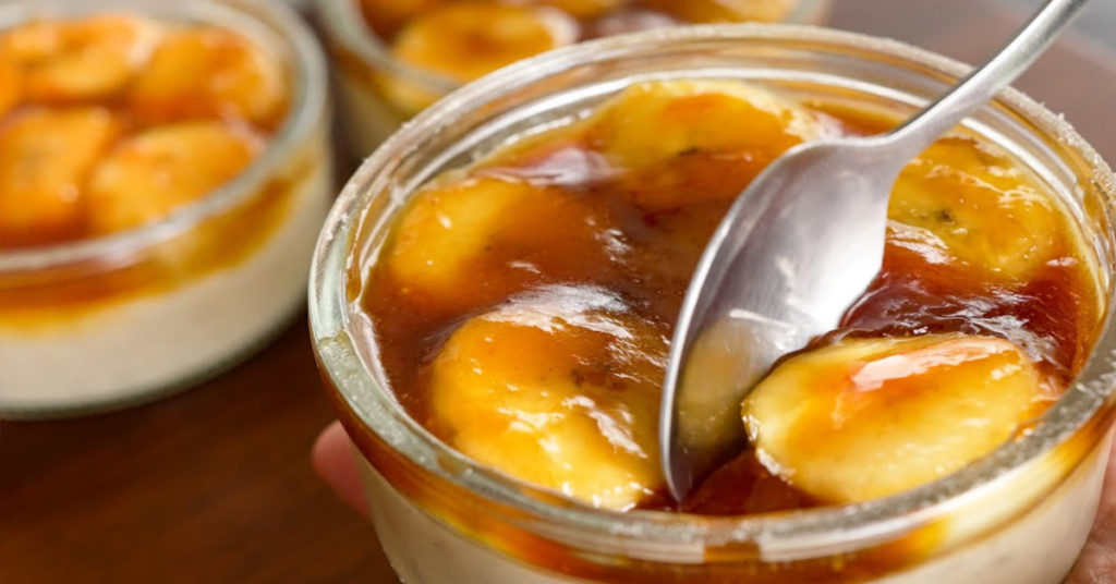 Si quieres preparar un exquisito postre para compartir con tus seres queridos esta crema agria de banana te encantará
