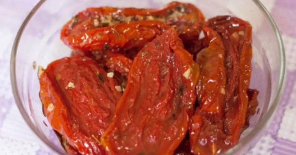 Si quieres aprender a secar los tomates al sol echa un vistazo a esta receta porque aquí te explicamos el procedimiento